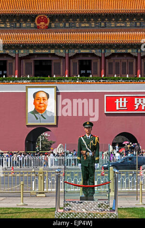 La Chine, Beijing, garde à l'avant du portrait de Mao Zedong sur porte de la paix céleste de la Place Tiananmen Banque D'Images