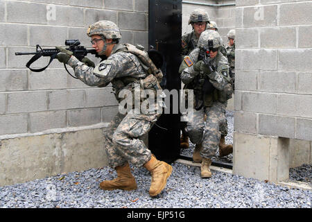 Les cadets de l'Académie militaire des États-Unis entrent dans une pièce au cours de la formation, l'atteinte à une partie de la Cours d'Assaut Urbain phase de formation sur Camp Buckner à West Point, N.Y., 11 juillet 2013. Tommy Gilligan Banque D'Images