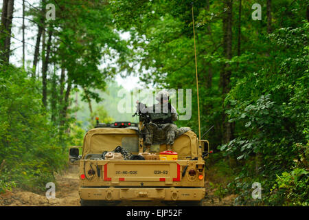 Un soldat américain, attribué à l'entreprise Route 1221St, Caroline du Sud, l'artilleur de la Garde nationale de l'armée sur le dessus un HMMVV recherche les menaces au cours des opérations de déminage à McCrady itinéraire Centre de formation, Eastover, S.C., 24 juin 2014. Le soldat a pour mission de repérer des dispositifs explosifs de circonstance pendant les opérations de convoi monté et démonté des patrouilles à pied et d'aliéner des IED Une fois situé à. Photo de la Garde nationale américaine par Tech. Le Sgt. Jorge Intriago Banque D'Images