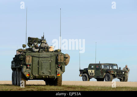 Les soldats de l'armée américaine Stryker Europe visent à atteindre des objectifs en la matière, tout en formation Grafenwoehr Observer-Controllers moniteur pendant une jonction 2012 Sabre, 13 octobre. L'ARMÉE AMÉRICAINE L'Europe sabre d'exercice Junction 2012 trains personnel américain et plus de 1800 partenaires multinationaux de 18 nations différentes s'assurer l'interopérabilité multinationale et d'un agile, prêt de la force de la coalition. L'Europe de l'armée américaine Spécialiste de l'information visuel photo par Markus Rauchenberger Banque D'Images