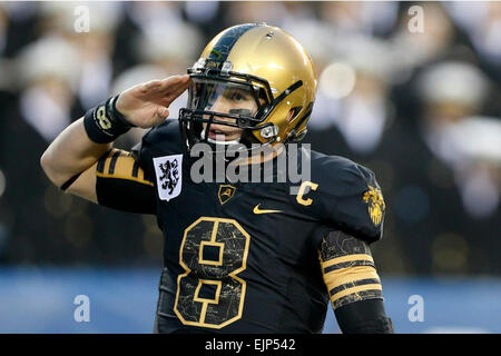Les cadres supérieurs de l'armée quarterback Trent salue le Steelman U.S. Military Academy de Corps des cadets dans les stands après avoir marqué un touché de lier la marine de l'Armée Jeu à 7-7 au cours de la 113e Army-Navy Game au Lincoln Financial Field à Philadelphie, PA. Le 8 décembre. Photo avec la permission de l'armée américaine West Point Affaires Publiques Banque D'Images