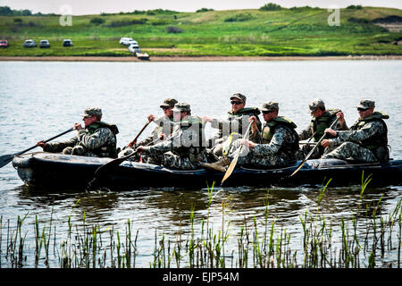 Les membres de la 817e compagnie de sapeurs arrivent au Zodiak bateaux sur le côté opposé de la Pipestem Lac à l'extérieur de Jamestown, N.D. Après avoir traversé le lac les soldats ont plus de tâches à remplir dans le cadre de leur concours. Cela faisait partie de l'unité première du concours Sapeur Stakes, le 14 juillet 2012. Banque D'Images