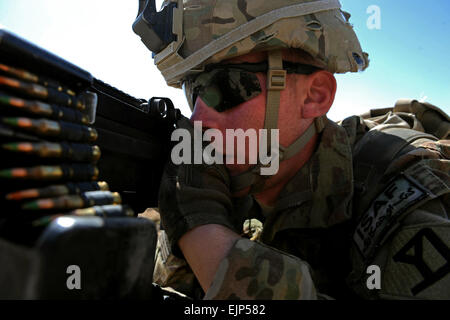 La CPS de l'armée américaine. Christopher Fox, un carabinier automatique joint à l'Équipe de reconstruction provinciale de Zabul, fixe son secteur d'incendie lors d'un leader clé engagement en Afghanistan, Qalat, 21 septembre 2011. Membres du PRT Zabul a visité un village local et la conduite à la prison de Qalat leader clé d'allocutions. La CPS. Fox est déployé à partir de la Garde nationale du Massachusetts. Banque D'Images