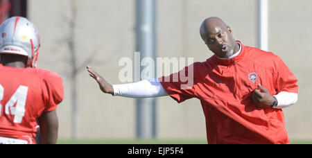 Albuquerque, Nouveau Mexique, USA. 30Th Mar, 2015. SPORTS -- Apollo Wright, Lobos demis coach, travaille avec ses joueurs au cours de la pratique le Lundi, Mars 30, 2015. Credit : Greg Sorber/Albuquerque Journal/ZUMA/Alamy Fil Live News Banque D'Images