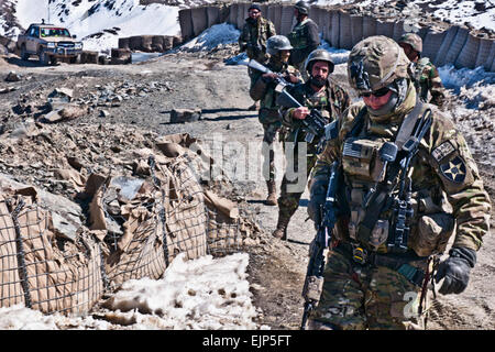 1Le Lieutenant Daniel Webb de 3e Stryker Brigade Combat Team, 2e Division d'infanterie, vérifie la sécurité à un point de contrôle dans le district de Shinkai Daab Pass en Afghanistan, le 25 février. Banque D'Images