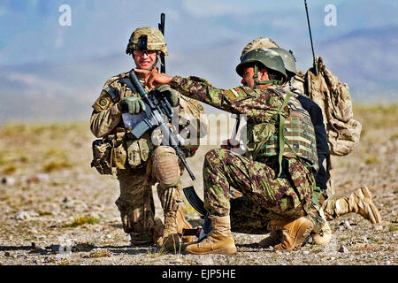 Une société afghane de la direction suggère une voie d'approche dans un village au 1er lieutenant Kirk Shoemaker, un chef de section et membre du 2e Bataillon, 504e Parachute Infantry Regiment, 1e Brigade Combat Team, 82e Division aéroportée, 29 mai 2012, dans la province de Ghazni, Afghanistan. Le Sgt. Michael J. MacLeod Banque D'Images