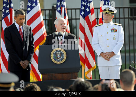 Le secrétaire à la Défense Robert M. Gates prononce une allocution lors de cérémonies au Pentagone Memorial. 11 septembre 2010, marquant le 9e anniversaire de l'attaque terroriste. Il est rejoint sur le podium par le président Barack Obama et le chef de l'état-major des adm. Mike Mullen. 184 personnes sont mortes ici lorsque des terroristes ont détourné American Airlines d'Ele. 77, un Boeing 757 en route de l'Aéroport International Dulles à Los Angeles, Californie, et c'est écrasé à dessein dans le côté ouest de la célèbre bâtiment. R. D. Ward publié Banque D'Images