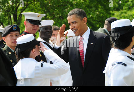 Le président américain Barack Obama salue un marin après la naturalisation cérémonie, le 23 avril, à la Maison Blanche. Au cours de la cérémonie, 24 militaires américains ont prêté le serment d'allégeance aux États-Unis, de devenir citoyens américains dans le processus. Servicemembers devenir citoyens américains à la maison blanche /-news/2010/04/25/37952-servicemembers-devenu-us-citoyens-à-blanc-maison/index.html Banque D'Images