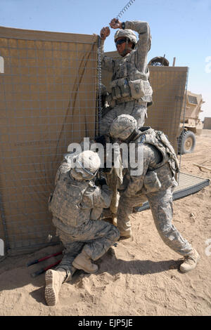 Les soldats de l'armée américaine avec le 864e bataillon du génie, attribué à poste de combat Terminator, mis en place pour établir des barrières HESCO le périmètre d'un point solide position de service dans le district de Zhari de la province de Kandahar, Afghanistan, le 16 septembre 2010. Les sapeurs ont eu 48 heures pour établir un périmètre de défense et de six jours pour achever la construction du nouveau poste de combat. Le sergent-chef. Michele A. Desrochers, U.S. Air Force. Banque D'Images