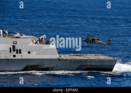 Une armée américaine 25e Brigade d'aviation de combat de l'équipage de l'hélicoptère UH-60 Blackhawk effectue des qualifications d'appontage sur le littoral lutte contre le USS LCS 3 Fort Worth au large d'Oahu, Hawaï, le 25 novembre 2014. MC2 Antonio P. Turretto Ramos Banque D'Images