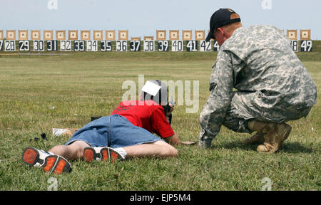 Nathan Baldwin, 14 ans, se concentre sur sa cible au cours de l'entraînement au tir réel Aug 1, 2009. Il est expliqué sur le M-16A2 par la CPS. Evan Hess, de l'armée américaine de l'unité de tir. Les soldats de l'USAMU a mené l'école de tir de petit calibre 2009, l'enseignement des tireurs débutants l'efficacité d'application des principes de base de l'adresse au tir. Michael Molinaro, USAMU Soldats PAO prendre le temps d'enseigner aux nouveaux tireurs Banque D'Images