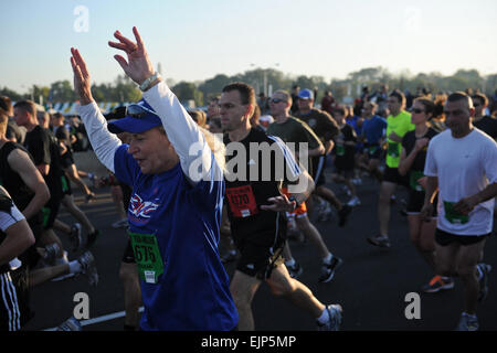 Le général de l'armée américaine Ann E. Dunwoody, général commandant de l'armée américaine Commande du matériel, pose ses mains en signe de célébration au cours de l'Armée 2011 10 Miler à Washington, D.C. le 9 octobre 2011. Le s.. Teddy Wade Banque D'Images