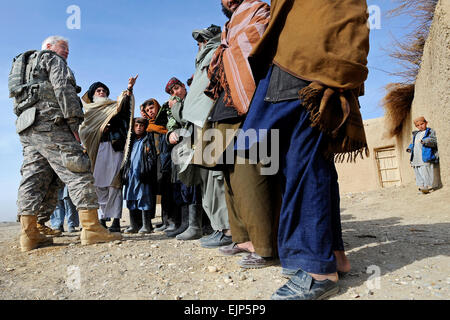 L'Adjudant-chef de l'armée Ronald Brooks parle avec les résidents d'Khwazi village, l'Afghanistan, sur le site d'un puits, le 14 décembre. Les membres de l'Équipe de reconstruction provinciale Zabul a visité le village d'une enquête auprès d'un site pour un futur bien projet. PRT Zabul est composé de la Force aérienne, l'armée, Département d'État, l'Agence américaine pour le développement international et le personnel du ministère de l'Agriculture des États-Unis qui travaillent avec le gouvernement afghan à améliorer la gouvernance, de la stabilité et du développement de l'ensemble de la province. U.S. Air Force photo/Le s.. Brian FergusonReleased Banque D'Images