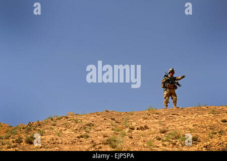 Le sergent de l'armée américaine. Edward Winkowski, chef d'équipe, définit son équipe de sécurité au cours d'une étude de site à Shah Joy, l'Afghanistan, le 20 août 2011. Winkowski est membre de l'Équipe de reconstruction provinciale de Zaboul et force de sécurité est déployé à partir de la Garde nationale du Massachusetts. Zabul EPR a pour mission de mener des opérations civiles et militaires dans la province de Zaboul pour étendre la portée et la légitimité du gouvernement de l'Afghanistan. Banque D'Images