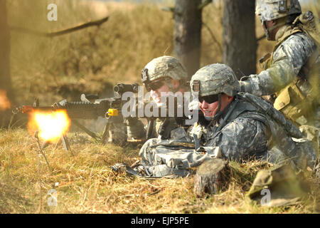 L'ARMÉE AMÉRICAINE Pvt. Ryan Slade feux gauche une mitrailleuse M240 que la CPS. Cody incendies Branam sa carabine M4 au cours d'un exercice d'entraînement de la situation à la zone d'entraînement Grafenwoehr Grafenwoehr, Allemagne, le 22 mars 2012. Les deux soldats sont affectés à la Compagnie India, 3e Escadron, 2e régiment de cavalerie. Gertrud Zach, de l'armée américaine. Publié Banque D'Images