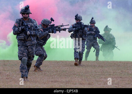 Soldats du 1er bataillon du 296e Régiment d'infanterie, Puerto Rico Army National Guard Organisez une présentation au camp Santiago Centre mixte, Salinas, Porto Rico, au cours de l'évolution de la responsabilité et de la retraite de la cérémonie du 1er bataillon du 296e Régiment d'infanterie, le sergent-major de commandement, commandement Sgt. Le major Angel Alvarado. Alvarado servi honorablement dans la Garde nationale de Porto Rico pour 41 ans. Le s.. Joseph Rivera Rebolledo, sous-officier des affaires publiques, 113e Détachement des affaires Public Mobile, 101e Commande des troupes, la Garde nationale de Puerto Rico Banque D'Images