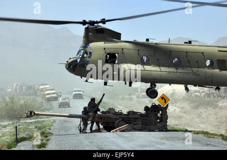 Les soldats de la 4e Bataillon, 27e Régiment d'artillerie, 2e Brigade Combat Team, 1re Division blindée, effectuer des opérations de chargement à l'élingue au cours de l'évaluation de l'intégration réseau 12,2 au White Sands Missile Range, N.M. Soldats chargé un obusier M777 à l'aide de câbles fixés à la face inférieure d'un hélicoptère Chinook CH47, affecté à l'appui de l'Aviation générale 2-501er bataillon, brigade d'aviation de combat, 1re Division blindée, qui a transporté l'arme à un autre emplacement. Le NIE, dans le cadre de l'Agile, est une série d'évaluations annuelles visant à intégrer l'armée et mature Banque D'Images