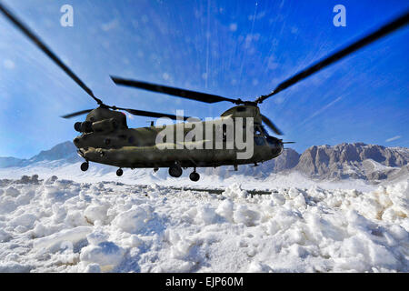 Un hélicoptère CH-47 Chinook soulève un white out de la poudrerie qu'il atterrit à une zone d'atterrissage dans le district de Shah Joy, province de Zabul, Afghanistan, 8 février. Helicopters fournissent un moyen efficace et fiable de transport du personnel et du fret pour les zones rurales de l'Afghanistan. Banque D'Images