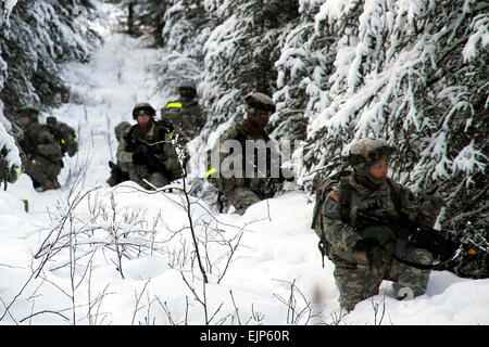 Les soldats de l'armée américaine a mené squad formation après déchargement d'un UH-60 Black Hawk sur Joint Base Elmendorf-Richardson, Alaska, le 26 janvier 2011. Les soldats, attribué à 164e Compagnie de Police Militaire 793e Bataillon de la Police militaire, 3e Brigade, d'amélioration de Manœuvre se préparent pour un prochain déploiement en Afghanistan. Le s.. Jason Epperson Banque D'Images