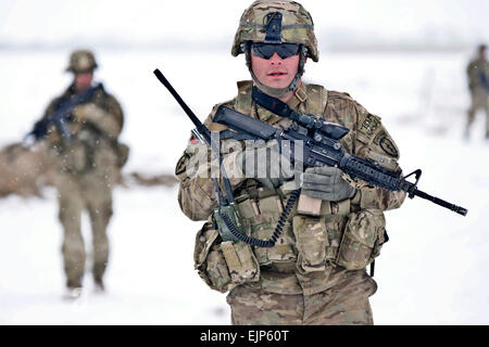 La CPS de l'armée américaine. Robert Irwin effectue une patrouille de sécurité dans la province de Paktya, le 30 janvier 2012. Irwin est un fantassin Groupe de travail affecté une partie de l'or Geronimo, Brigade spartiate. Le s.. Jason Epperson Banque D'Images