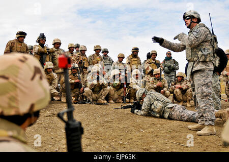 Le sergent de l'armée américaine. Kevin Murphy, 1er Escadron, 9e régiment de cavalerie, 4e Brigade d'aider et de conseiller, Division de cavalerie, demande à des soldats iraquiens sur les techniques de mouvement pendant un cours au Centre de formation Ghuzlani Warrior, le 2 février. Les stagiaires, à partir de la 2e Bataillon, 11e Brigade, 3e Division de l'armée irakienne, ont commencé leur cycle de formation de 25 jours à GWTC avec personne et niveau d'exécution de la formation. Le Sgt. Shawn Miller Banque D'Images