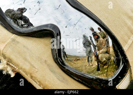 Un soldat irakien capture les lunettes de la réflexion des membres du personnel de l'armée américaine le Sgt. Kevin Murphy, gauche, comme il l'indique à des soldats iraquiens du 2e Bataillon, 11e Brigade, 3e Division de l'armée irakienne, sur les techniques de mouvement à l'Ghuzlani Warrior Training Centre, 2 fév. Murphy et d'autres soldats du 1er Escadron, 9e régiment de cavalerie, 4e Brigade d'aider et de conseiller, Division de cavalerie, exécutez bataillons iraquiens à travers des cycles de formation de 25 jours à l'GWTC afin de leur enseigner l'unité collective de combat au niveau des exercices dans le but de renforcer l'indépendance de l'IV sur la défense nationale. Le Sgt. Shawn Miller Banque D'Images