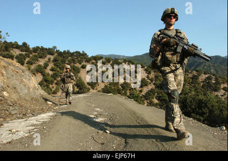 Les soldats de l'armée américaine de la société B, 2e Bataillon, 12e Régiment d'infanterie, la patrouille de la vallée de Korengal, dans la province de Kunar, le 18 août 2009. Équipe de Combat de la 4e Brigade, 4e Division d'infanterie, les soldats ont été aux prises avec les insurgés dans la vallée depuis son arrivée en juin. Le sergent de l'armée américaine. Matthieu Moeller, Mobile 5e Détachement des affaires publiques Banque D'Images