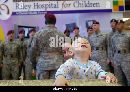 Onze mois Dylan rainures pour la musique pendant l'écoute d'une exécution par les parachutistes de la 82e Division aéroportée Chorus à l'Hôpital pour enfants Riley à Indianapolis, Ind., 21 août 2009. Les chœurs ont interprété des chansons et a visité les enfants malades à deux hôpitaux pour enfants en ville pour la 82nd Airborne Division Association Congrès tenu à Indianapolis du 19 au 22 août. Le s.. Mike Pryor, 2e, 82e BCT Abn. Div. Chansons des soldats d'affaires publiques faire sourire aux enfants malades /-diaporamas/2009/08/21/26445-soldats-chansons-porter-smiles-pour-enfants-malades/ Banque D'Images