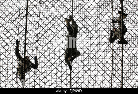 Les recrues de l'armée américaine un obstacle complet à la Tour de la Victoire lors de la formation de combat de base à Fort Jackson, S.C., 16 janvier 2008 M. Bazaldua Senior Airman Micky Banque D'Images