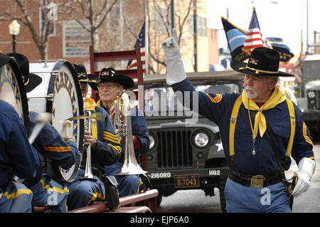 Membres de la 7ème cavalerie Drum and Bugle Corps effectuer dans un défilé au centre-ville de Rapid City, S.D., 11 novembre 2007. Rapid City a accueilli le défilé pour honorer ceux qui ont servi et servent actuellement dans l'armée américaine. Le 7e Corps de cavalerie est un bénévole marching band que les robes en costume authentique du 19ème siècle au cours de défilés dans la région. Le s.. Michael B. Keller Banque D'Images