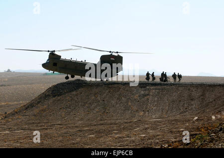 Troopers de 1-227e Aviation, Task Force attaque, s'écarter d'un CH-47 Chinook au cours de l'hiver de l'unité en épi. L'Éperon Ride est une tradition qui remonte au début de l'US Cavalry, où la troupe de cavalerie prouver leurs compétences techniques et tactiques, le leadership et le travail en équipe et sur plusieurs jours, pour gagner le droit de porter des éperons de cavalerie d'argent. Banque D'Images