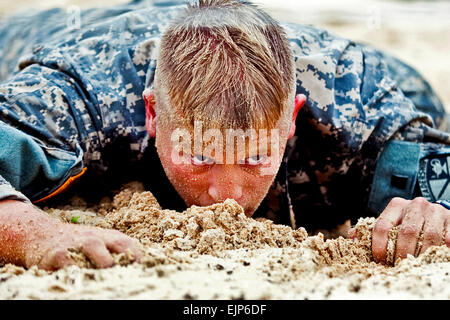 Army Cadet Erik Stoltzner rampe basse sous un obstacle lors de l'agression de l'air au cours du Centre de formation Le Guerrier au Camp Butler le Fort Benning, en Géorgie, le 14 juillet 2013. Ashley Ashley Cross Cross Banque D'Images