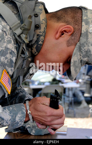 La CPS. Brian Quinonez de la 224e Brigade de soutien, basée à Long Beach, en Californie, il assemble un pistolet Beretta M9 au cours de la concurrence du meilleur guerrier à San Luis Obispo, Californie, le 12 septembre 2011. Pendant la semaine de compétition, neuf soldats de l'ensemble de l'état vont s'affronter lors de plusieurs événements de la navigation terrestre de combatives. Le s.. Emily Suhr. Banque D'Images