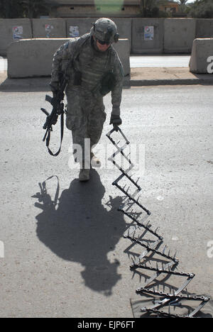 Circuit de l'armée américaine. Walters, avec la 2e Brigade, 1e Division d'infanterie, prévoit un pic de console pour un point de contrôle de véhicule à Ameriyah, l'Iraq, le 13 février. Banque D'Images