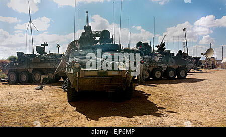 Des soldats du 1st Stryker Brigade Combat Team, 1re Division blindée de l'exploitation d'Stryker les véhicules équipés de l'Information D'ÉCHELON TACTIQUE Warfighter 2 WIN-T Inc 2 systèmes en réseau dans le cadre de l'évaluation de l'intégration réseau NIE 15,1 test pour enregistrer en place au travers de la fin d'octobre 2014 à Fort Bliss, Texas. Ce test marque la première évaluation de WIN-T intégrés dans les plates-formes de Stryker. Deux soldats de la 1st Armored Division pompiers participent à NIE 15.1, qui est dédié à WIN-t-on d'Échelon 2 Suivez les essais opérationnels et d'évaluation. WIN-T Soldat d'Échelon 2 Banque D'Images