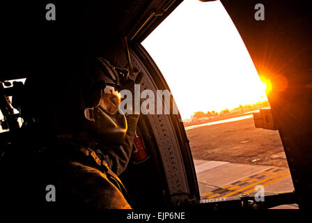 Le sergent chef de l'équipe de Black Hawk. Jason Kennedy, originaire de Saint Louis, Mo., visages par la fenêtre de son appareil lors d'une mission près de Bagdad, le 12 janvier. Affecté à une compagnie, 2e Bataillon de l'aviation d'appui général, 1er Régiment d'aviation de l'aviation de combat amélioré, Brigade, 1re Division d'infanterie, Kennedy et d'autres Black Hawk équipages militaires et civils de transport VIP entre bases américaines autour de l'Iraq. Banque D'Images