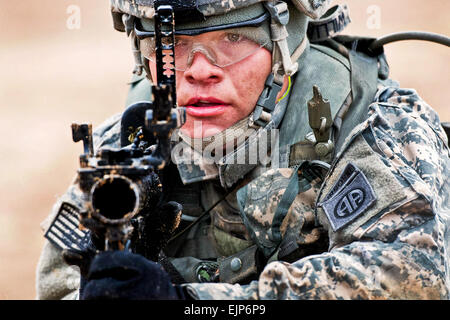 La CPS. Travis Williams, un grenadier avec la 1re Brigade Combat Team, 82e Division aéroportée, regarde à travers la la visée de son lance-grenades M320 le 24 mars, lors d'un exercice d'entraînement à Fort Bragg, N.C. Le Sgt. Michael J. MacLeod Banque D'Images