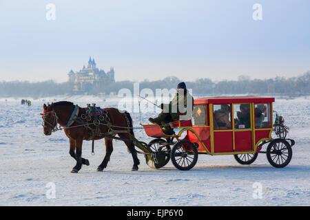 Voyage itinérant en transport sur les glaces de la rivière Songhua, Harbin, province de Heilongjiang, Chine Banque D'Images