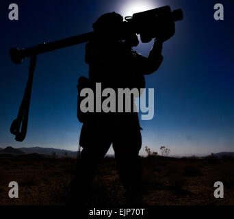 Pvt. Lewis T. Washington, un 14S Air et la défense antimissile Trooper avec I Troop, 1er Escadron, 11e Régiment de cavalerie blindée, utilise un missile Stinger pour faire descendre un hélicoptère Apache pendant une force contre force contre le 2e Brigade, 4e Division d'infanterie à Fort Irwin, en Californie, le 23 juin. La force contre force permet à l'engagement des unités de formation par rotation l'occasion d'un séjour près de l'adversaire entre pairs dans un environnement de formation simulée. La CPS. David N. Beckstrom Banque D'Images