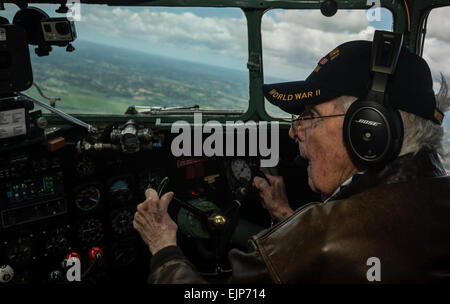 Prindible Bill prend les contrôles effectués durant un vol au-dessus de la Normandie à l'intérieur d'un C-47 Skytrain qui a volé pendant le jour J, le 5 juin 2014. Plus de 60 aviateurs Ramstein se sont rendus en Normandie, France pour célébrer et honorer les sacrifices consentis par les anciens combattants de la Seconde Guerre mondiale. La Jordanie Castelan Navigant de première classe pour plus d'images comme www.dvidshub.net/image/1382492/d-day-70# .U5Ie0CjTQRs www.dvidshub.net/image/1382492/d-day-70# .U5Ie0CjTQRs cette visite, . Banque D'Images