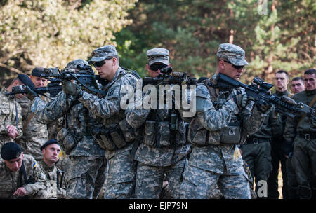 Des soldats de l'Europe de l'armée américaine la Compagnie Charlie, 173e Brigade aéroportée montrent l'Ukrainien des Marines et les soldats de la Garde nationale les procédures adéquates d'élimination d'un prix lors de la formation de la situation à l'exercice Trident 2014 voies rapides ici, 16 septembre. Trident rapide est une Europe de l'armée américaine annuelle effectuée, l'Ukrainien a mené un exercice multinational visant à accroître l'interopérabilité avec les alliés et les pays partenaires tout en favorisant la stabilité et la sécurité régionales. La CPS. Joshua Leonard Banque D'Images