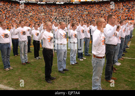 Une centaine de nouveaux soldats de l'armée américaine s'enrôler dans l'armée au cours de la Garde nationale Tennessee la moitié du temps dans une université d'Tennessee-Vanderbilt jeu de football à l'Université Vanderbilt à Nashville, Tenn., le 17 novembre 2007. Le brigadier de l'armée américaine. Le général David E. Greer, Arizona garde nationale sous-adjudant général pour l'armée, l'administration du serment. Le conseiller-maître Sgt. Anthony L. Taylor Banque D'Images