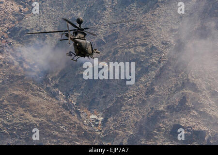 Un OH-58D Kiowa Warrior de la Force Sabre, 82e Brigade d'aviation de combat des incendies, une fusée à 2,75 pouces d'une montagne pendant un vol d'essai dans l'Est de l'Afghanistan, Mars 2, 2012. Le Kiowa Warrior est l'Armée du scoutisme et avions de reconnaissance, qui fournit souvent un appui rapproché pour les troupes au sol sur le champ de bataille. Le sabre Kiowa diriger la 82e Brigade d'aviation de combat, qui a effectué plus de 65 000 heures dans l'ensemble de cellules depuis octobre 2011. Le Sgt. 1ère classe Eric Pahon, Groupe de travail des affaires publiques de Poséidon Banque D'Images