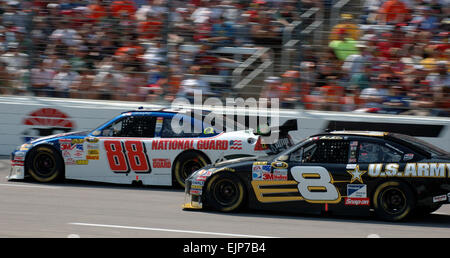 Dale Earnhardt Jr., de conduite le nombre 88 Chevy Garde nationale, et Mark Martin, dans le numéro huit de l'Armée de voiture, bataille pour la position sur l'avant partie de Texas Motor Speedway dimanche Avril 2008. L'équipe de l'Armée de Martin a travaillé fort toute la journée et termine à la huitième place, y compris deux taches sur le dernier tour. Earnhardt a commencé la course sur le poteau et a conduit la voiture 43-champ pour 31 tours, mais a diminué en raison de problèmes de manutention, de franchir la ligne d'arrivée un tour en douzième place. Le lieutenant-colonel William Dean Thurmond, Banque D'Images