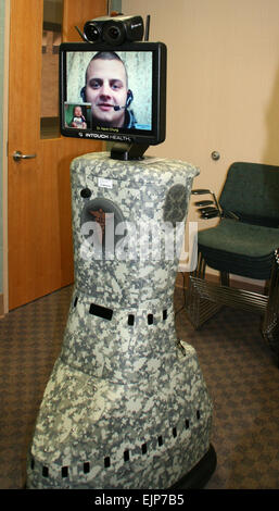 Le sergent-major de l'armée. Erik Lloyd's face est présentée sous forme d'une RP-7 robot à Brook Army Medical Center à Fort Sam Houston, au Texas, alors qu'il interagit avec son épouse et fils nouveau-né à partir de Bagdad. Photo de l'armée américaine/Cheryl Harrison Banque D'Images