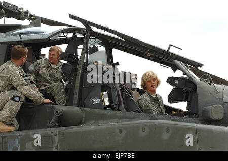 L'acteur Ricky Schoder et fils Luc droite, prendre le pilote et le siège du pilote dans l'hélicoptère Apache AH-64 au cours d'une visite à Fort Hood, au Texas, le 1 mai. Avant de monter à bord de l'embarcation et d'obtenir un coup d'oeil à un groupe de Apache, Schroder et son fils 'volé' le simulateur Apache. Pvt. Kelly Welch, 1ère BCT, 1st Cav. Div. Affaires publiques Banque D'Images