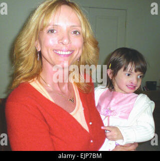 15 mai 2008, Karen Sellers-Myers, une infirmière avec l'Army Medical Research Institute of Infectious Disease, a fait 9 voyages) depuis 2004 pour former les scientifiques géorgiens dans les dernières techniques de recherche. Elle détient sa fille adoptive Sophia après une chirurgie qui a commencé les réparations de Sophia des fentes palatines. voir /-news/2008/05/15/9181-usamriid-infirmière-adopte-... /-News/2008/05/15/9181-usamriid-infirmière-adopte-fille-de-orphelinat en République de Géorgie-fille-à-bec-de-bouche-se réveille-avec-un-sourire/index.html Banque D'Images