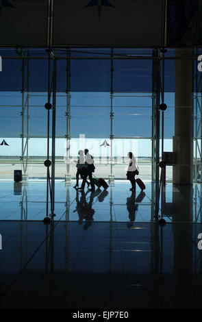 Quelques passagers à leur porte à l'intérieur de l'aérogare 2, l'aéroport El Prat, Barcelone, Catalogne, Espagne Banque D'Images