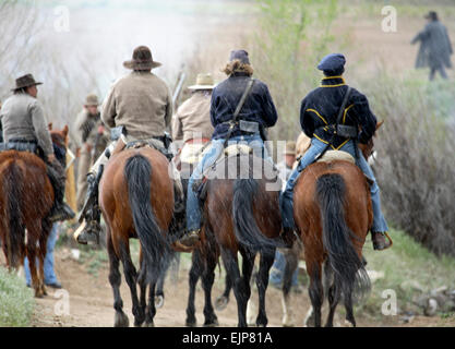 Les cavaliers de l'Armée de l'Union dans la circonscription de neige, reconstitution de la guerre civile, Rancho de las Golondrinas Living History Museum, Nouveau Mexique Banque D'Images