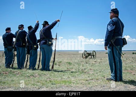 La guerre civile soldat de l'Union reenactors, 1NM, 3e Régiment de volontaires, l'exécution de forages de tir, et Cannon, Fort Union, NM Banque D'Images